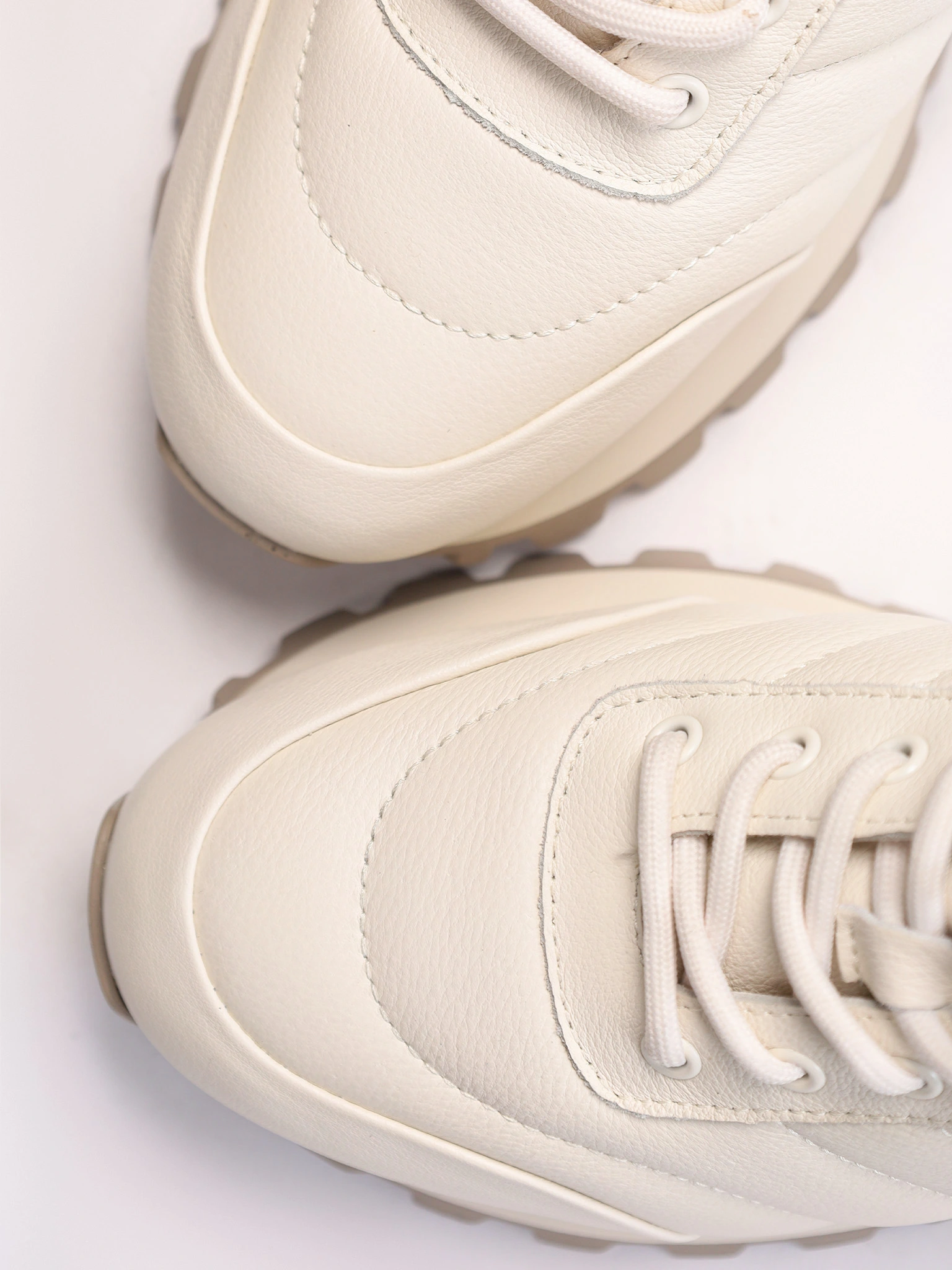 Кроссовки белого цвета на рельефной подошве